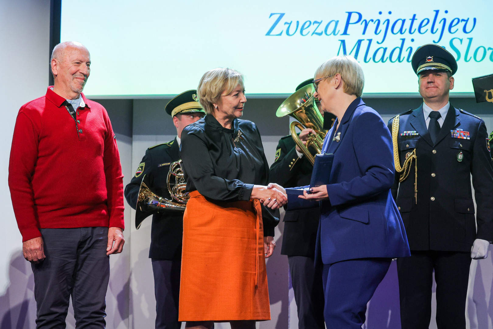 Predsednica vroča odlikovanje.