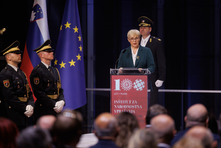 predsednica med govorom 1