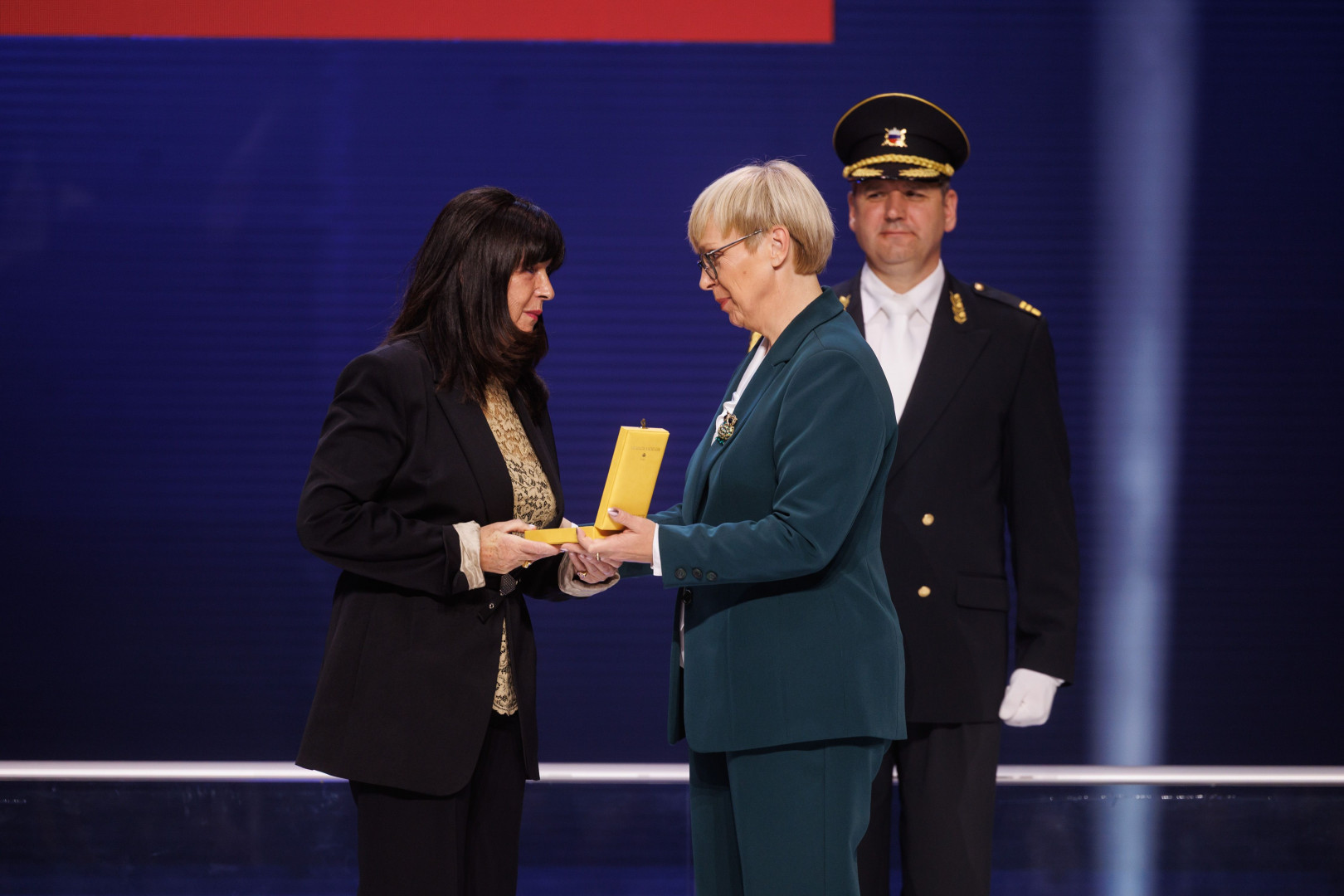 Predsednica republike izroča Zlati red za zasluge direktorici Inštituta za narodnostna vprašanja dr. Sonji Novak Lukanović.