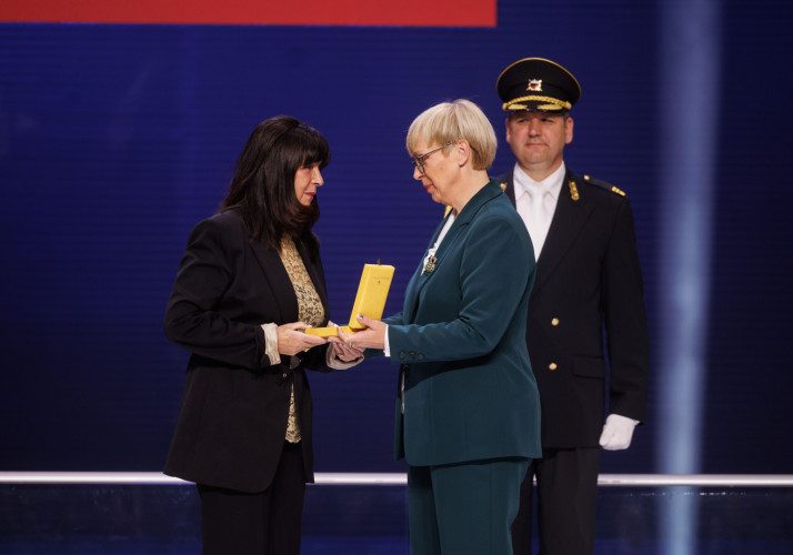 predsednica med podeljevanjem Zlatega reda