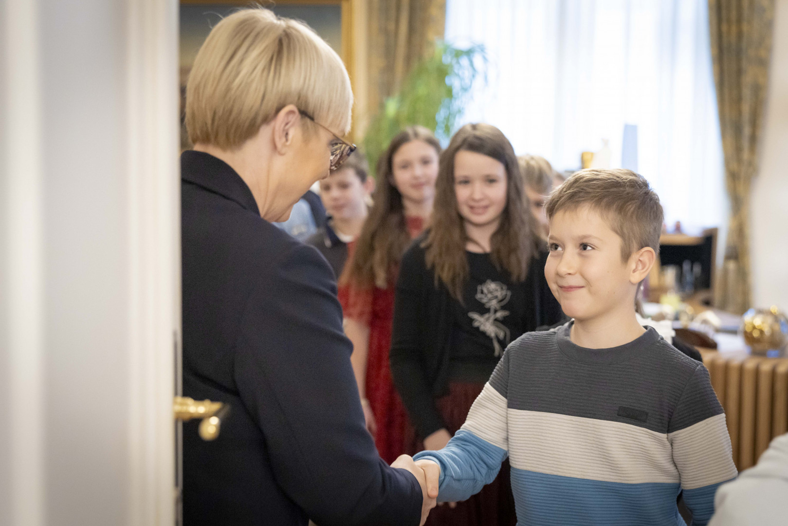 Predsednica se rokuje s fantom na obisku v Predsedniški palači.