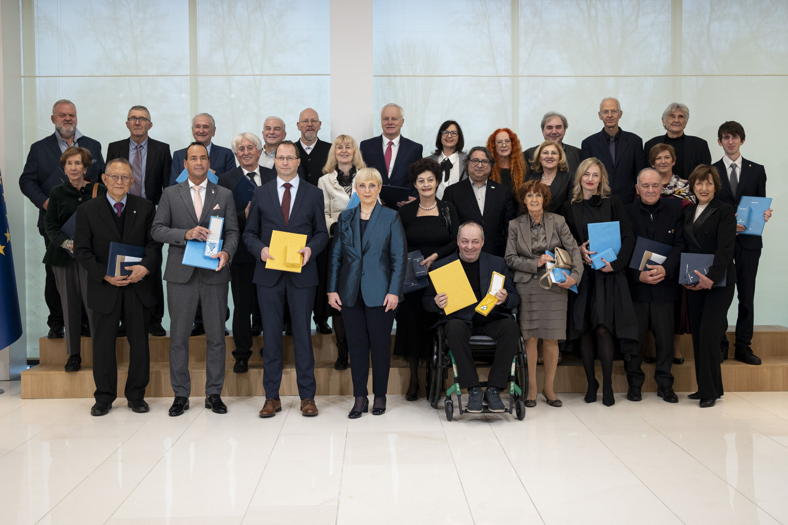 Skupinska fotografija prejemnikov državnega odlikovanja 