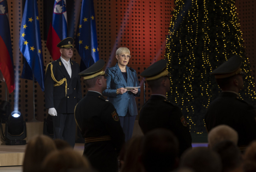 predsednica med govorom