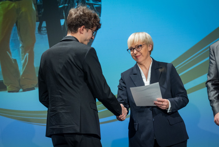 predsednica med podeljevanjem nagrad