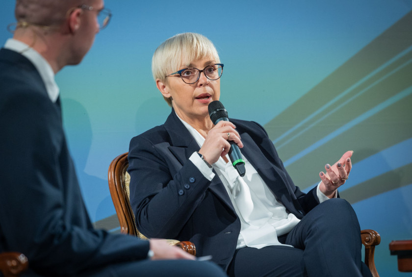 predsednica med pogovorom