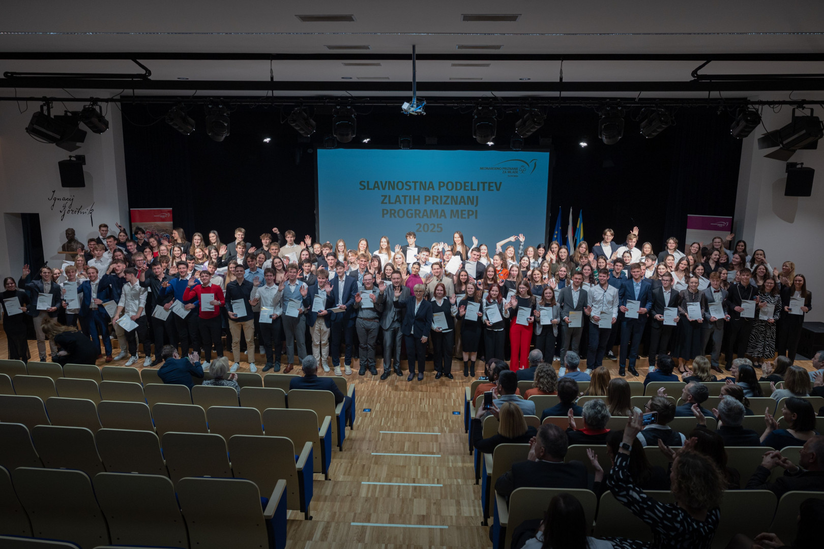 Skupinska fotografija 135 nagrajencev MEPI 2025, direktorja Zavoda MEPI Jaka Kregarja, župana Občine Cerklje na Gorenjskem Franca Čebulja in predsednice Republike Slovenije Nataše Pirc Musar. 