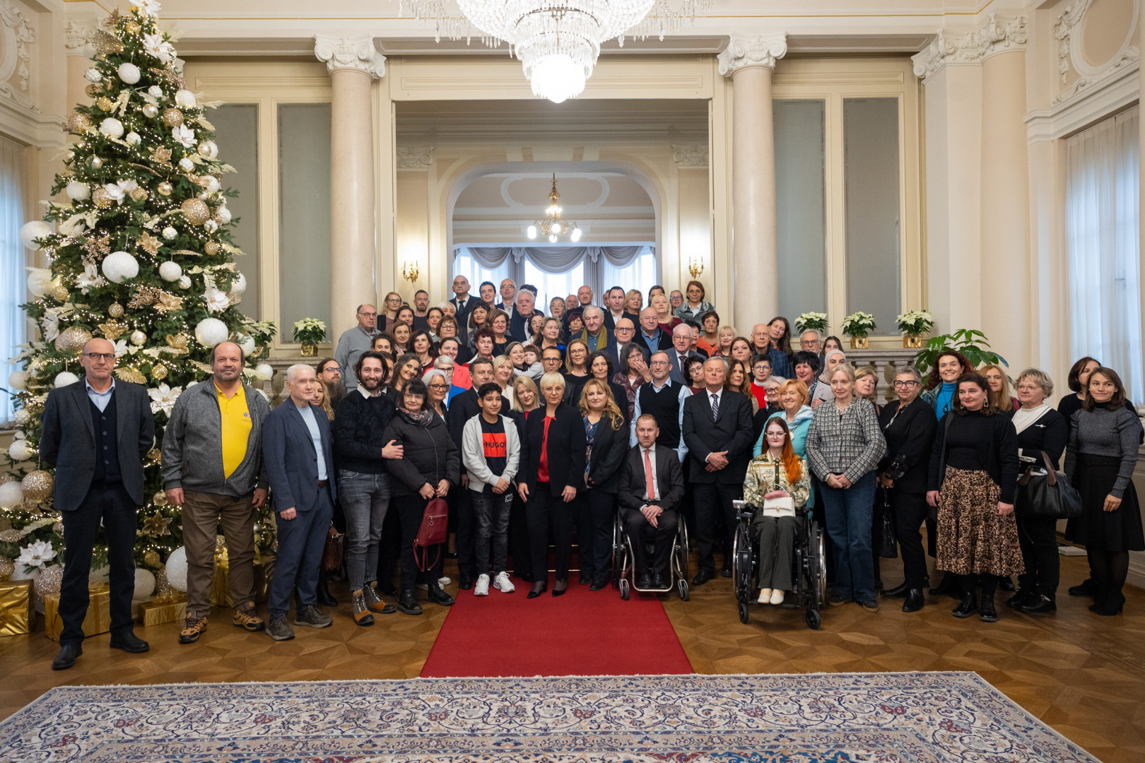 Skupinska fotografija predsednice s predstavniki humanitarnih organizacij v Veliki dvorani.