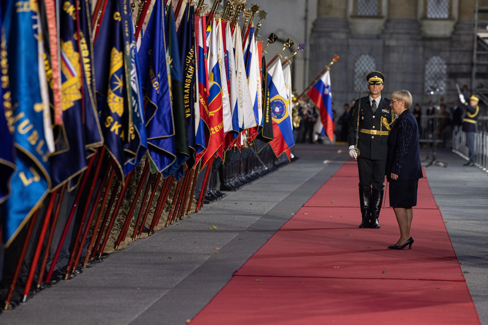 Predsednica pozdravi častno četo SV, za njo stoji pribočnik.
