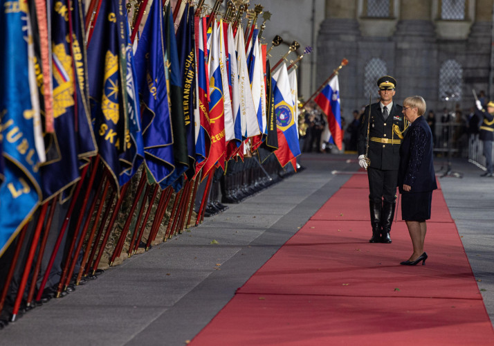Predsednica pozdravi častno četo SV, za njo stoji pribočnik.