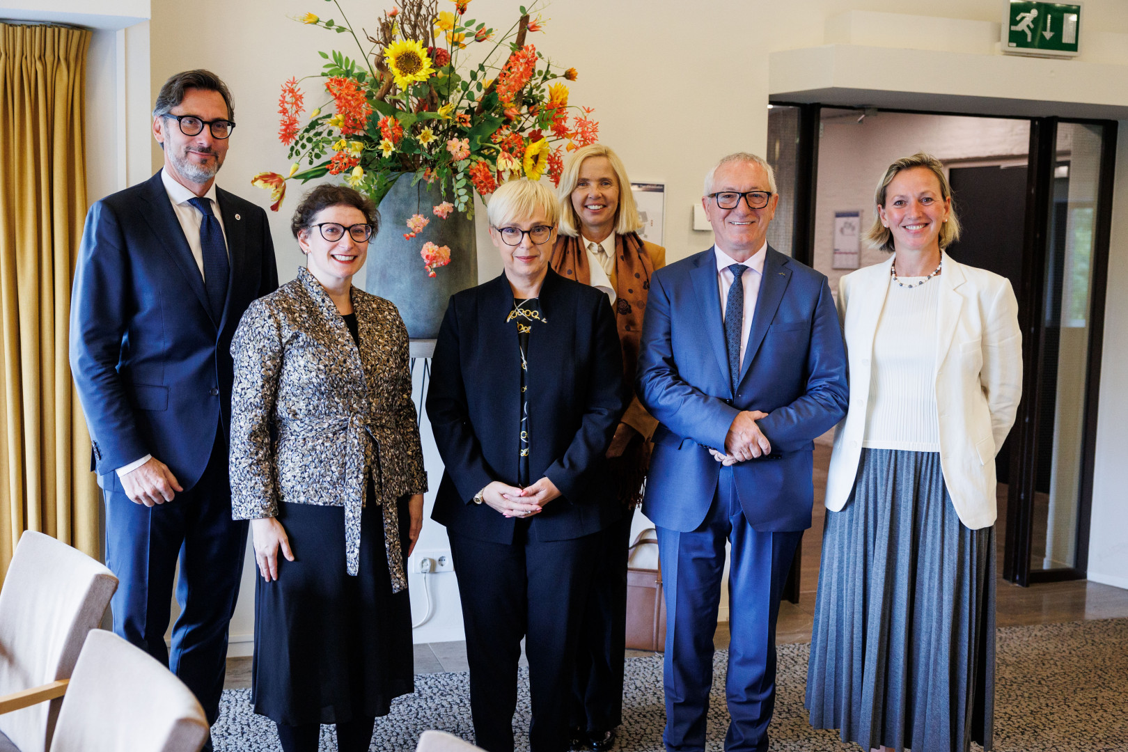 Skupinska fotgrafija predsednice s Slovenci, zaposlenimi v mednarodnih institucijah v Haagu, med njimi tudi sodnica Beti Hohler.
