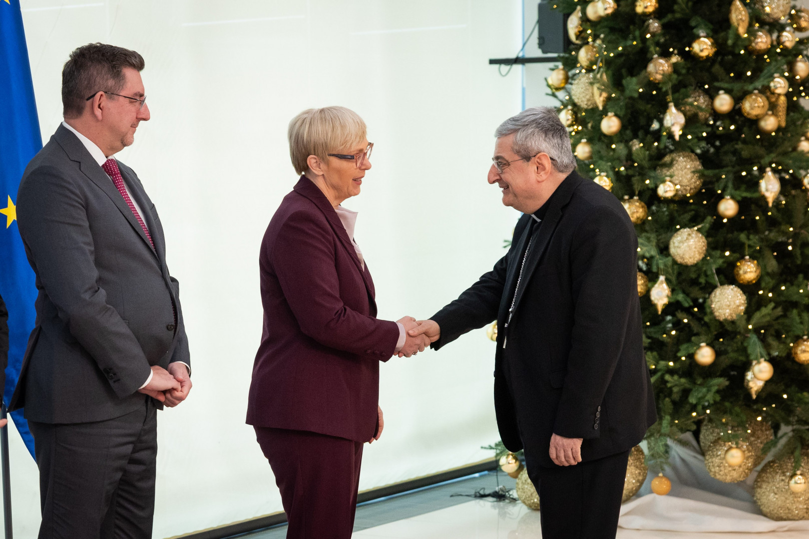 Predsednica se rokuje z doajenom diplomatskega zbora.