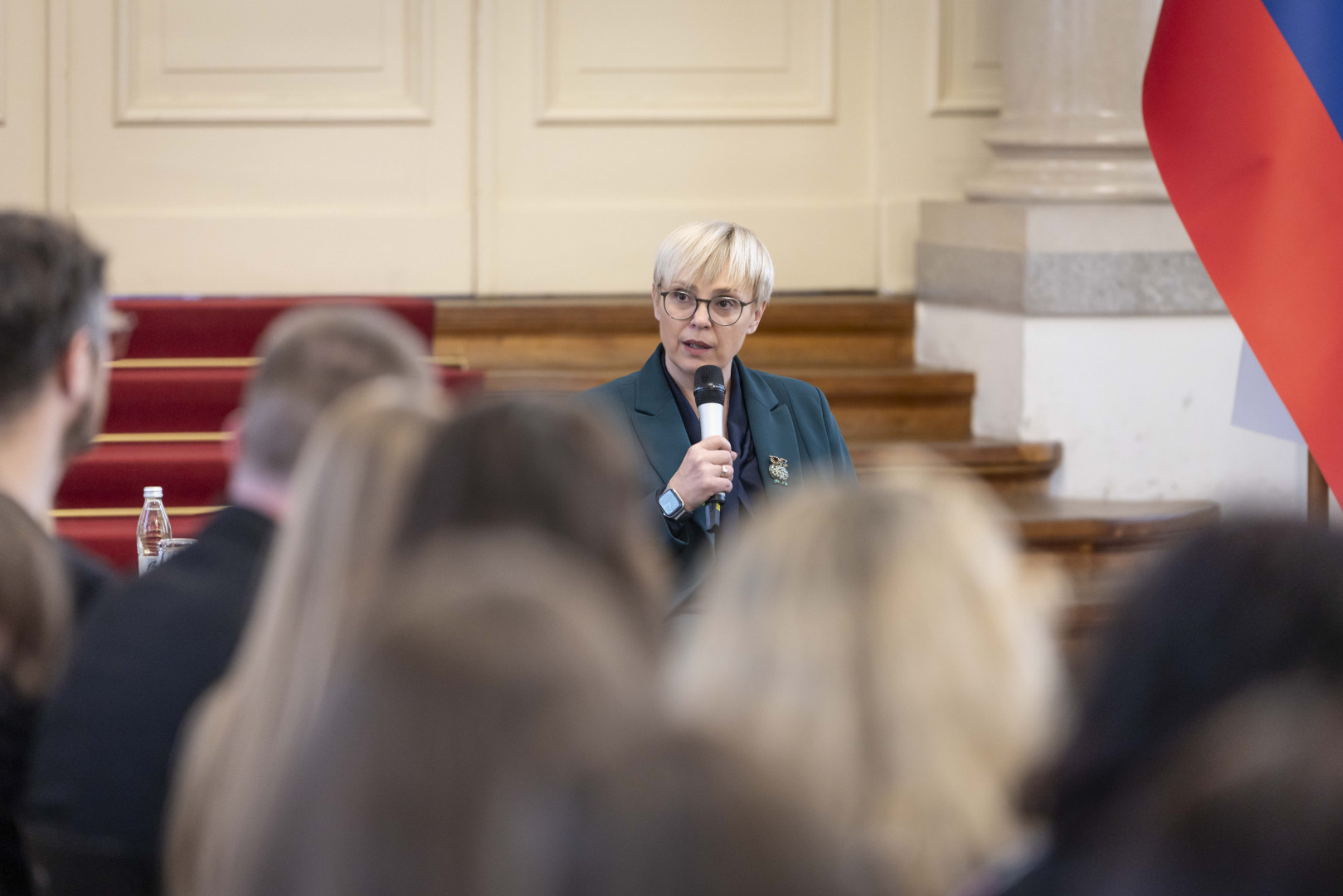 Predsednica nagovarja zbrane študente in študentke.