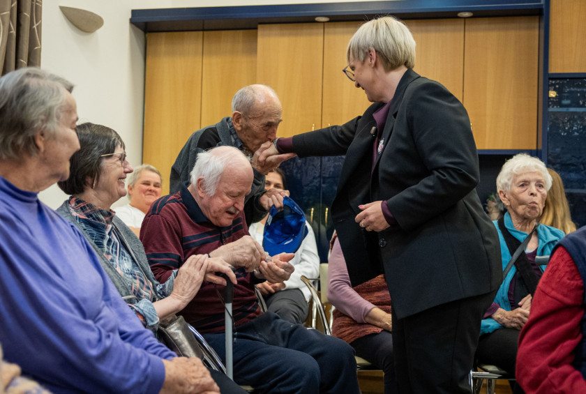 gospod ji poljubi roko