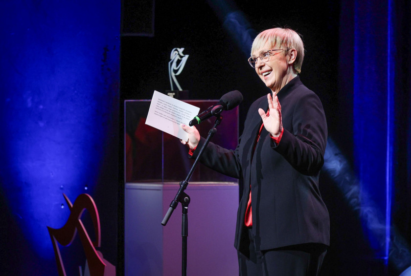 predsednica med govorom