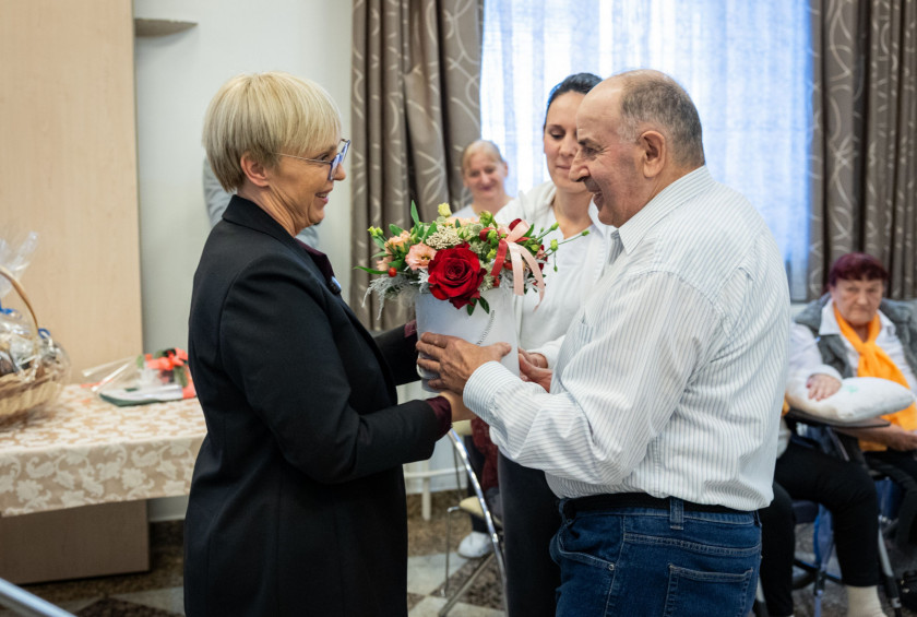 predsednica prejema cvetje