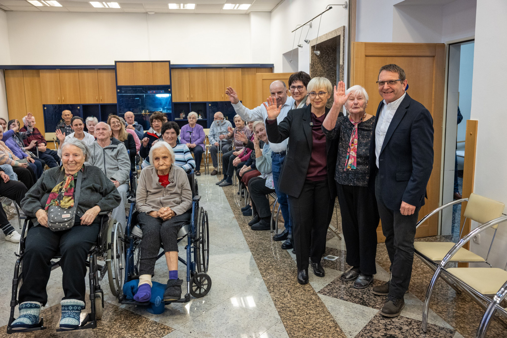 Skupinska fotografija predsednice republike s stanovalci DSO Mengeš in županom občine Mengeš Bogotom Ropotarjem.