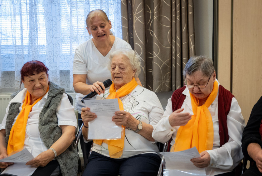 starejša občanka med branjem