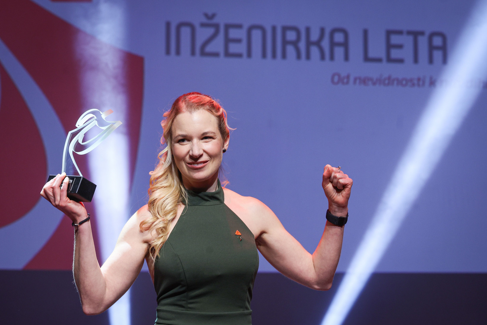 Doktorica Eva Pirc med fotografiranjem po prejemu naziva Inženerka leta 2025. 