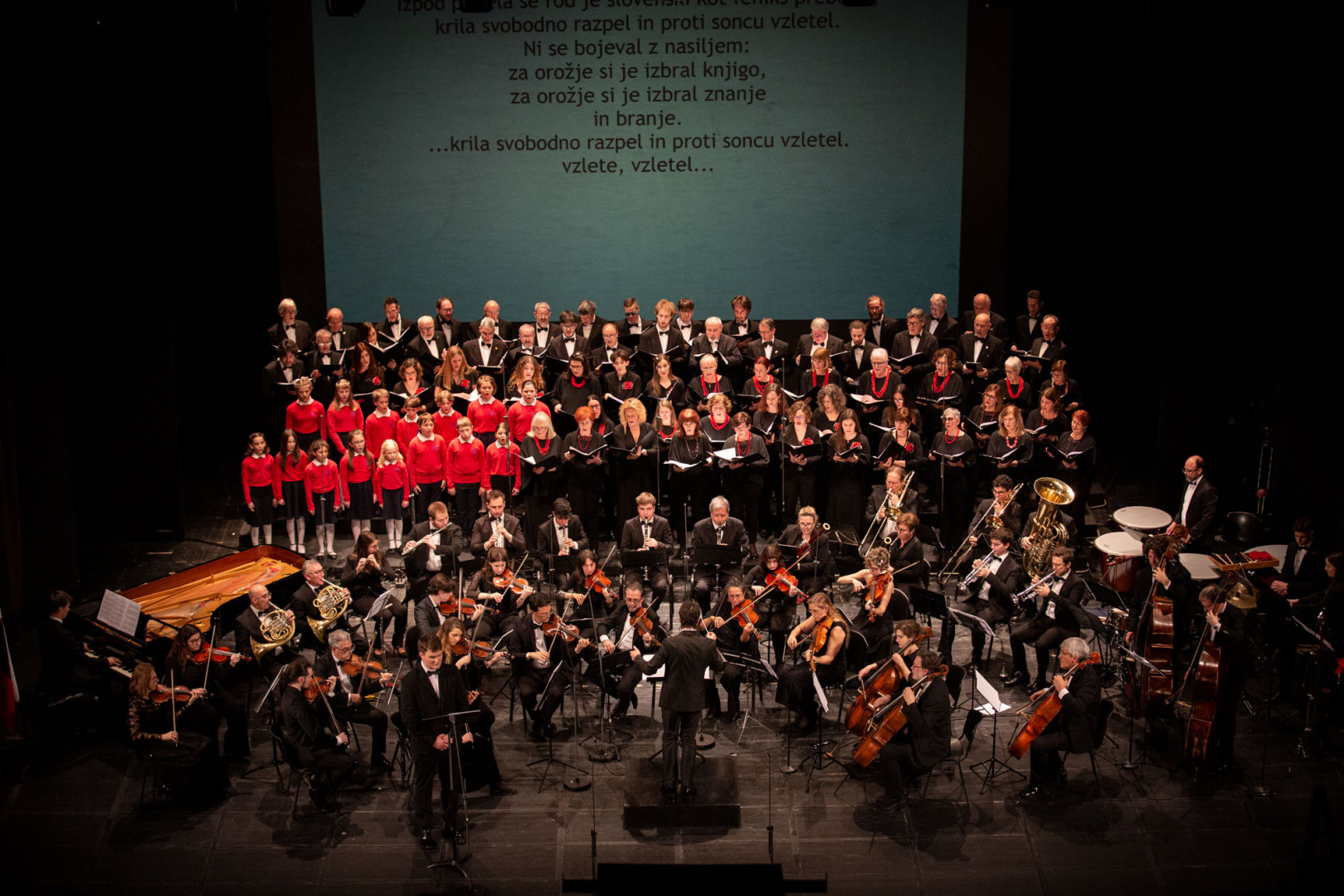Zbor in orkester na odru.