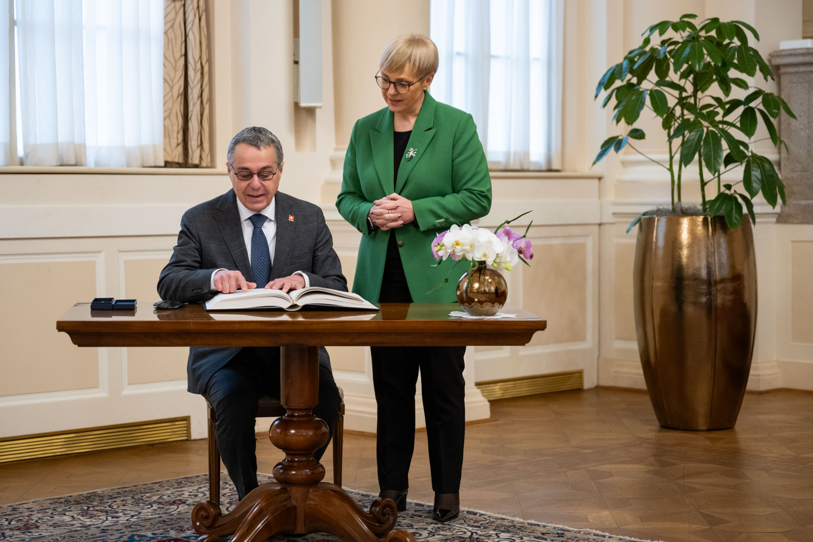 Minister se ob prisotnosti presednice vpisuje v knjigo gostov.