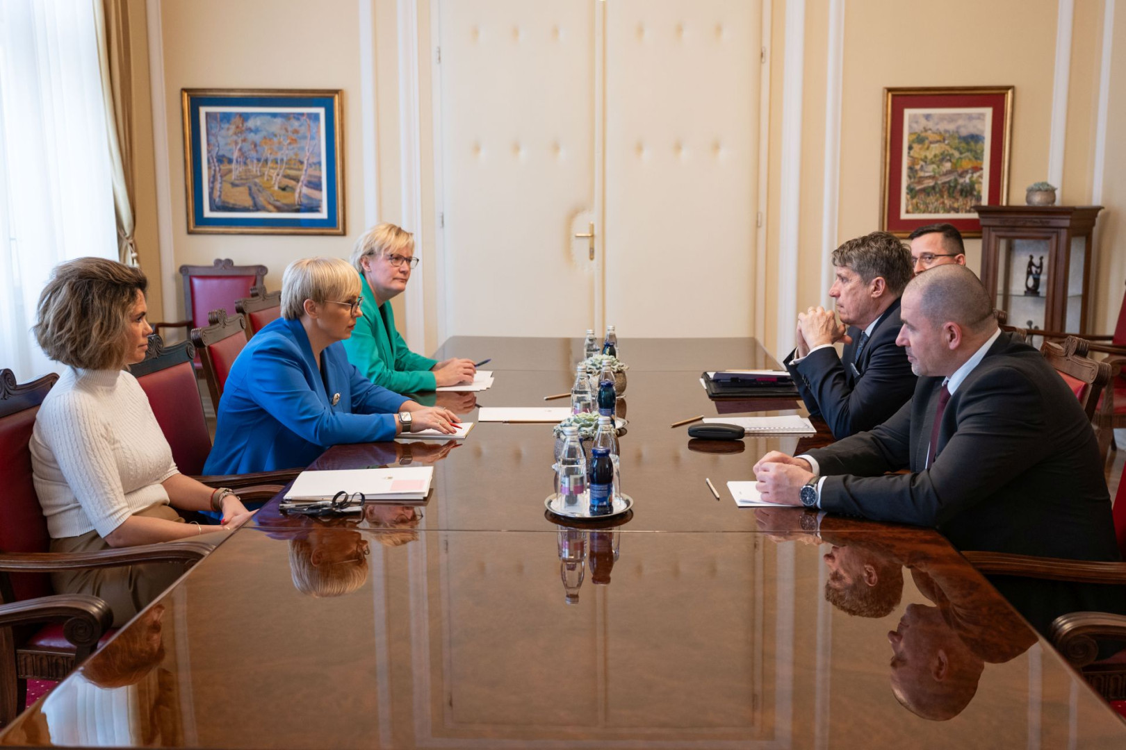 Predsednica republike med pogovorom z ministrom za obrambo mag. Boštjanom Sajovcem (nasproti predsednici), načelnikom generalštaba Boštjanom Močnikom in državnim sekretarjem mag. Boštjanom Pavlinom (levo od ministra). 