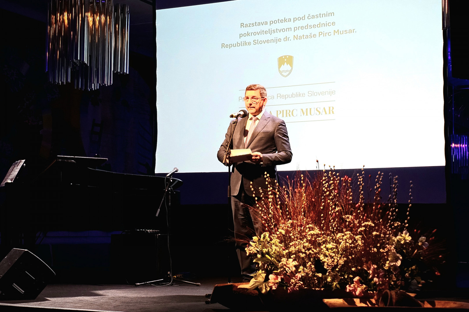 Dr. Musar ima govor na odru.