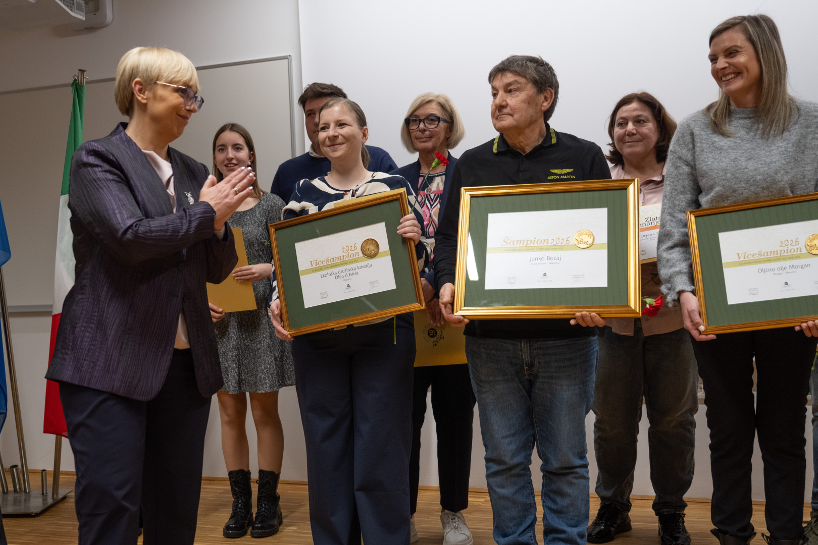 Predsednica in trije prejemniki šampionskih priznanj za najboljše oljčno olje.