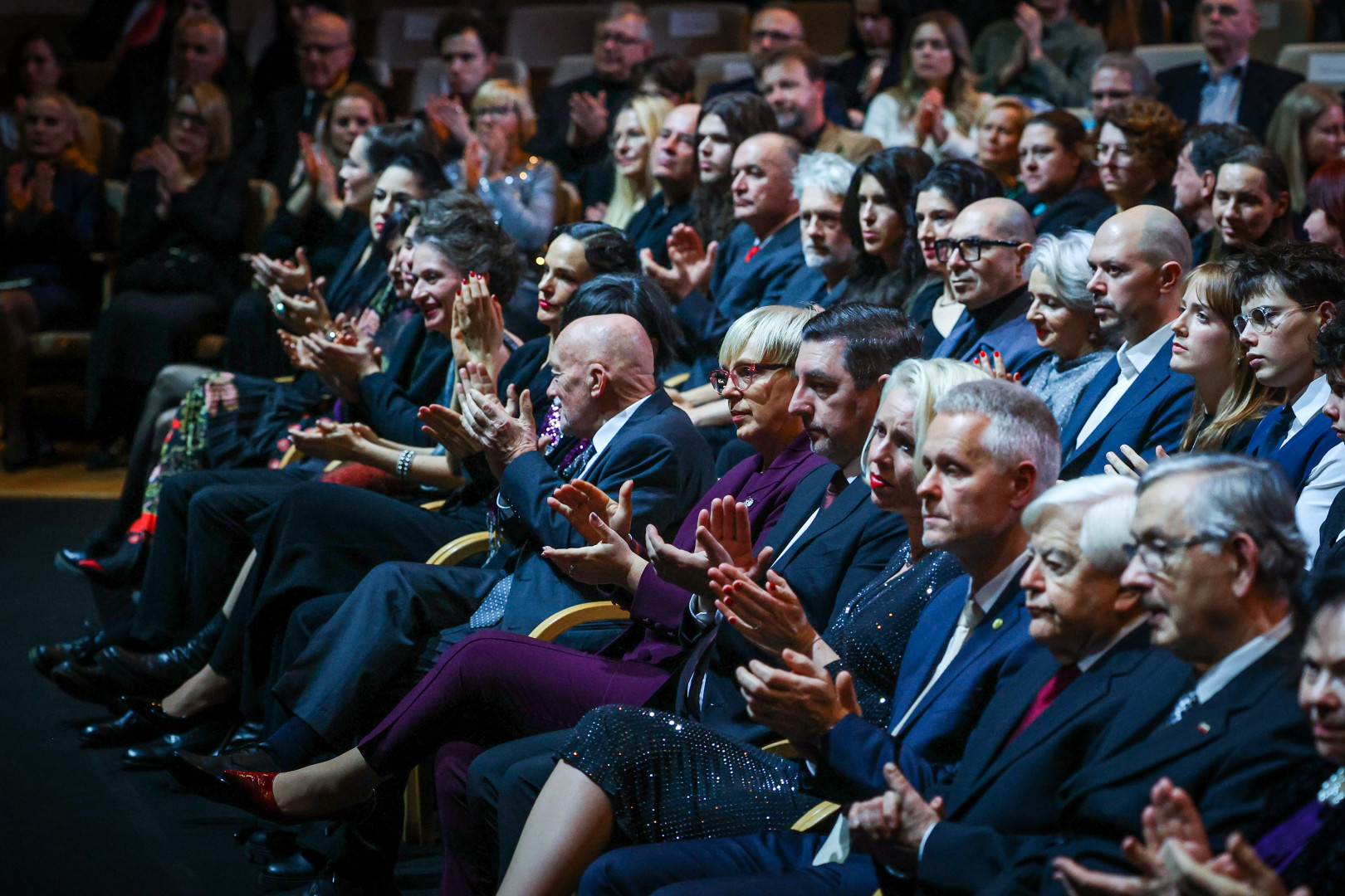 Udeleženci proslave sedijo v Gallusovi dvorani in ploskajo.