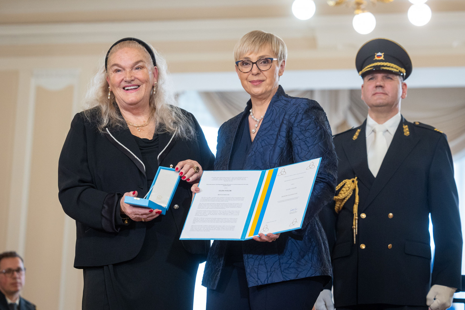 Predsednica republike je Eldi Viler vročila red za zasluge.