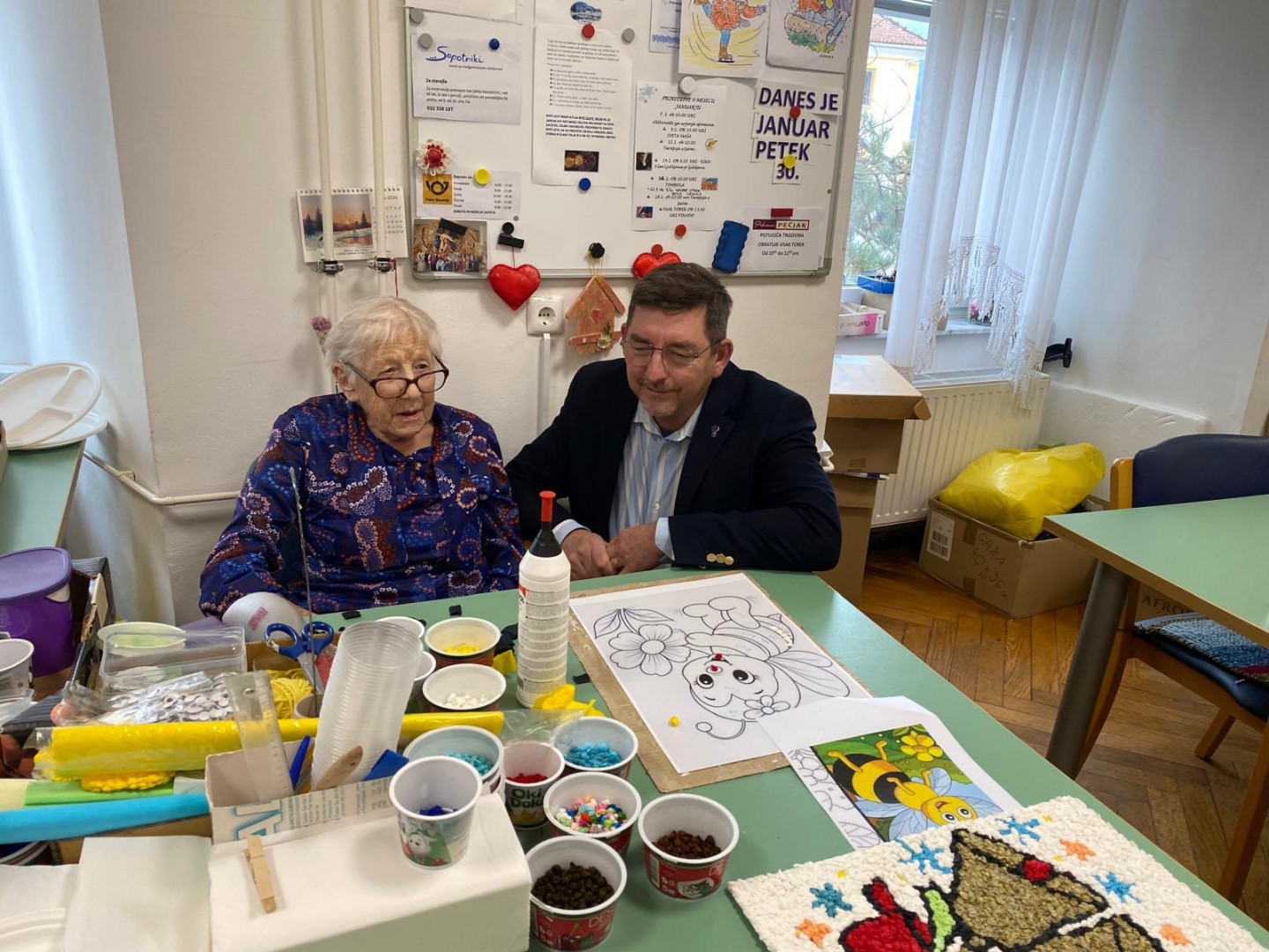 Dr. Musar ustvarja skupaj z gospo iz DSO.