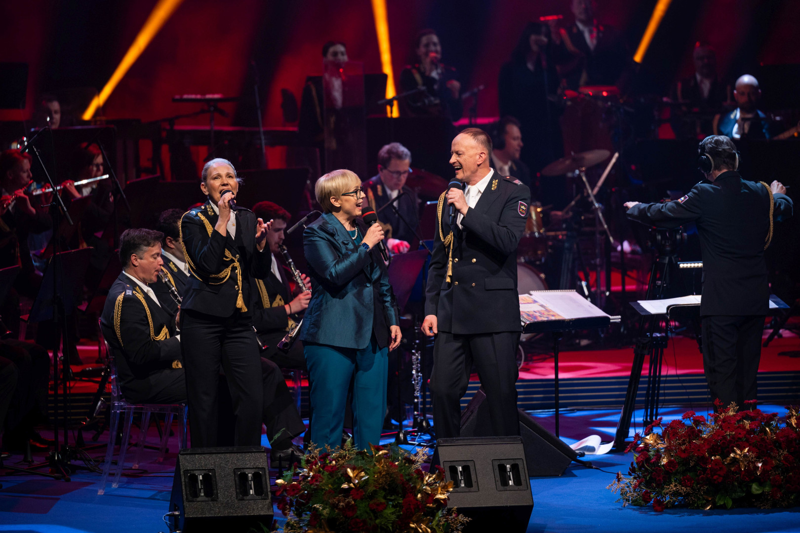 Predsednica poje na odru skupaj z drugimi glasbeniki.