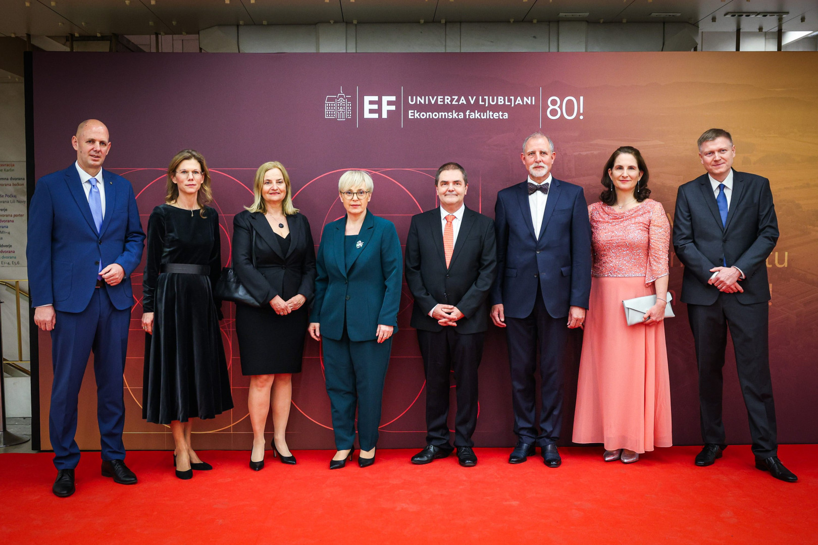 Skupinska fotografija predsednice in predstavnikov Univerze v Ljubljani.