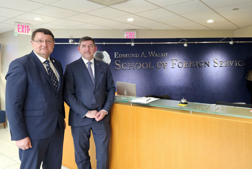 Dr. Musar in mag Lovrenčič stojita v preddverju Šole za zunanje zadeve Edmund A. Walsh.