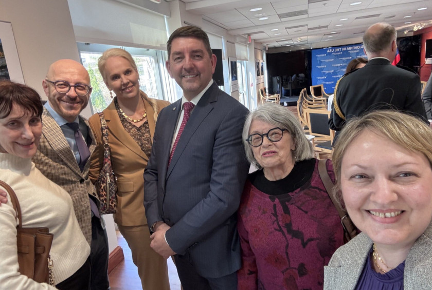 Selfie z udeležemci srečanja in soprogom.