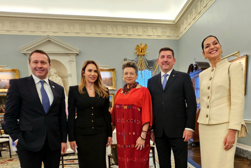 Fotografija prvega soproga in prvih soprog.