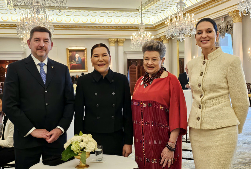 Fotografija prvega soproga in prvih soprog.