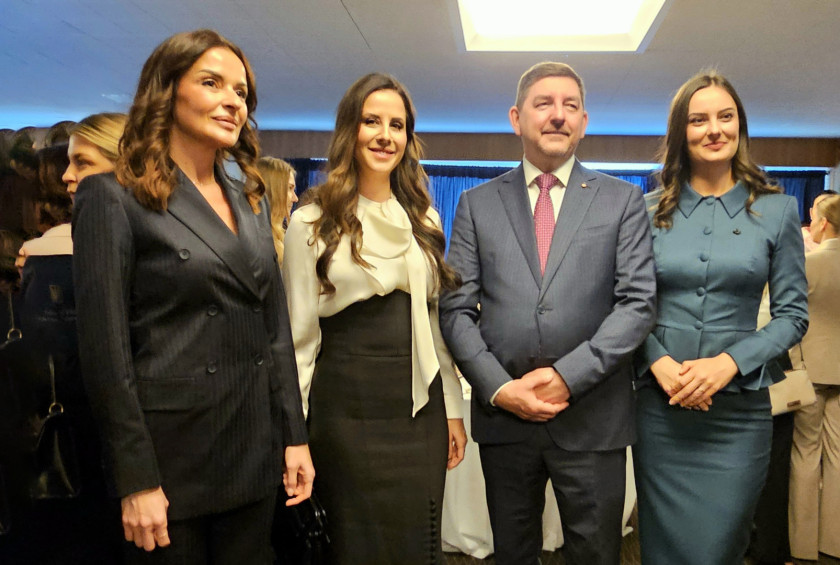 Fotografija prvega soproga in prvih soprog.