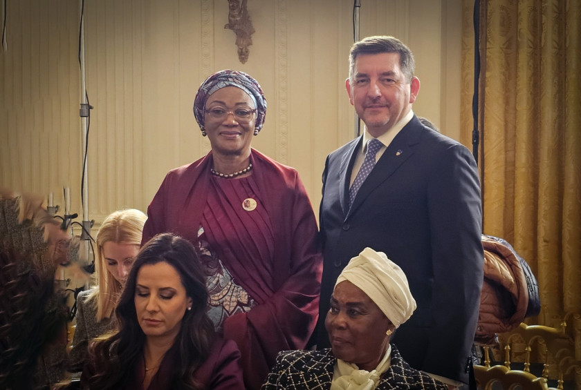 Fotografija prvega soproga in prvih soprog.