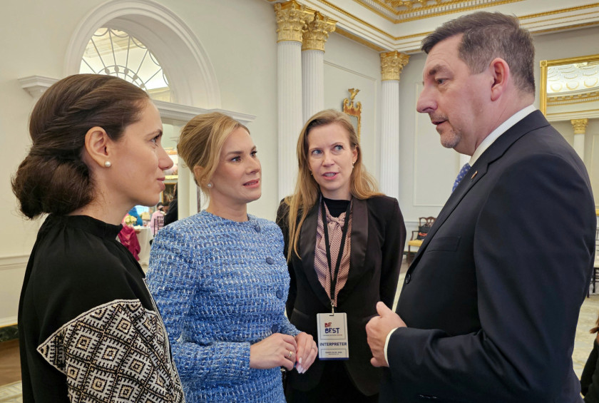 Fotografija prvega soproga in prvih soprog.