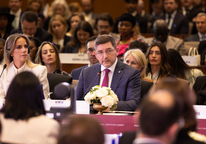 Dr. Musar ima nagovor, v ozadju več udeležencev konference.