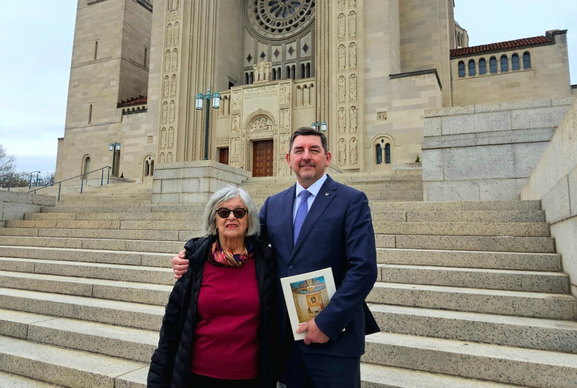 Soprog stoji pred cerkvijo.