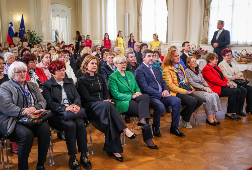 Dvorana z obiskovalkami ob 8. marcu.