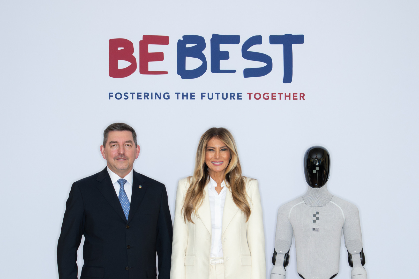 Fotografija prvega soproga, prve soproge ZDA in robota.