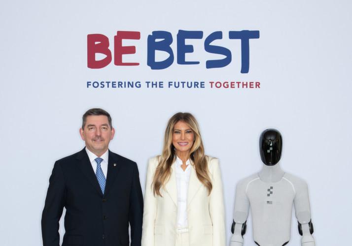 Fotografija prvega soproga, prve soproge ZDA in robota.