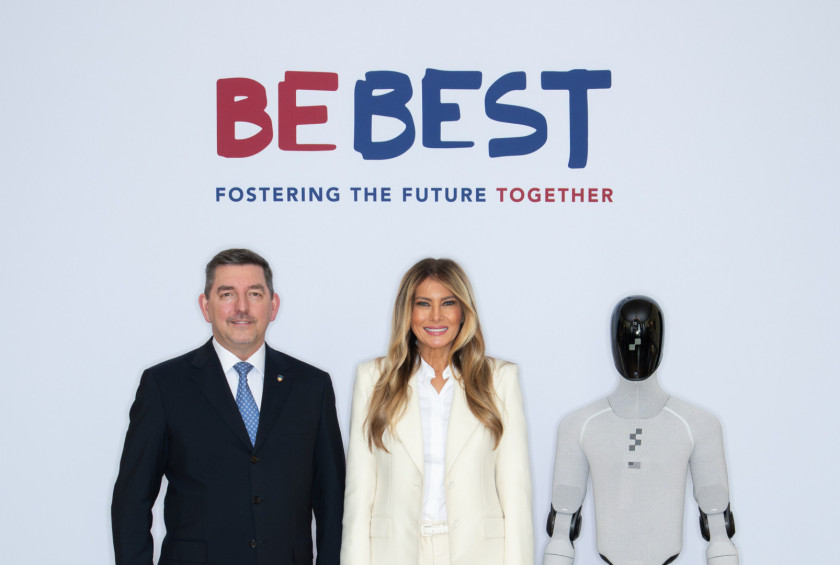 Fotografija prvega soproga, prve soproge ZDA in robota.