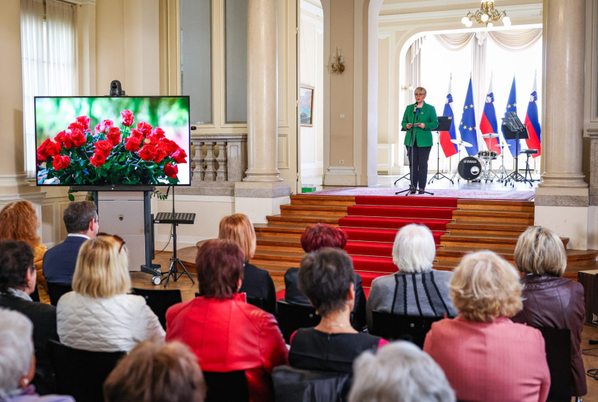 Predsednica ima govor v Veliki dvorani Predsedniške palače.