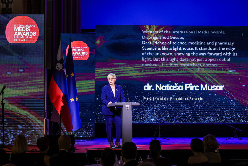 predsednica med govorom