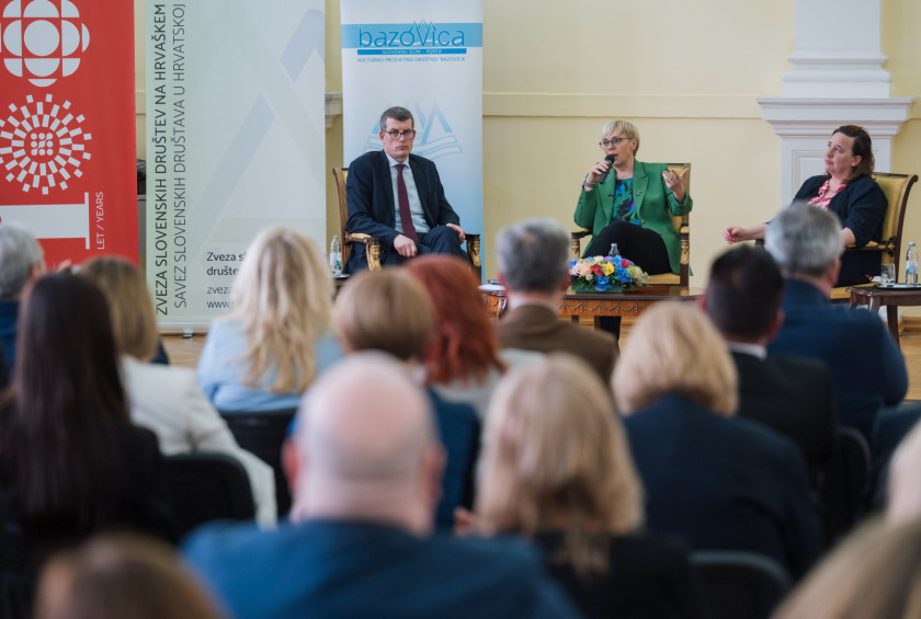 Predsednica govori pred občinstvom.