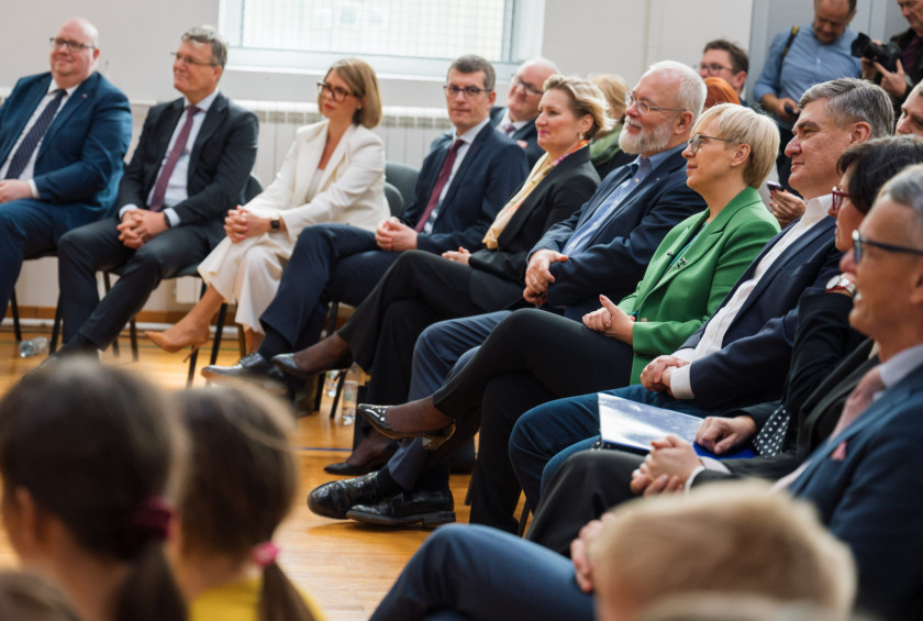 Predsednica in hrvaški predsednik skupaj z ostalimi udeleženci dogodka spremljajo nastop.
