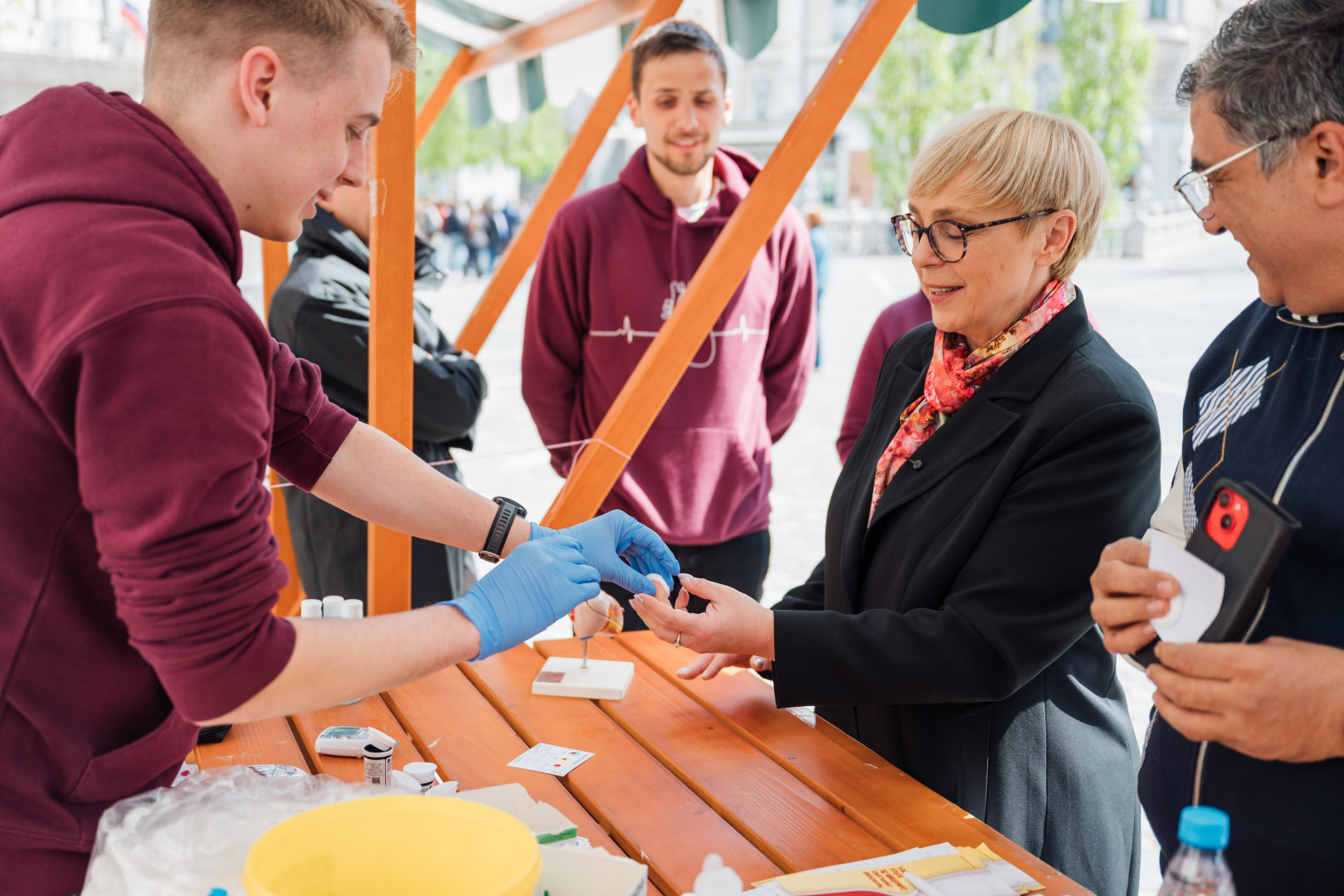 Predsednica republike si ogleduje preventivne programe Društva študentov medicine Slovenije. 